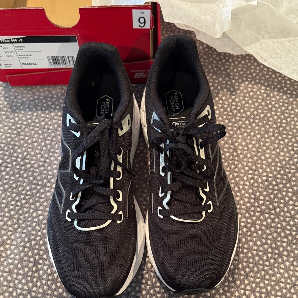New Balance - Black & white Fresh Foam 680 v8 size 9 medium